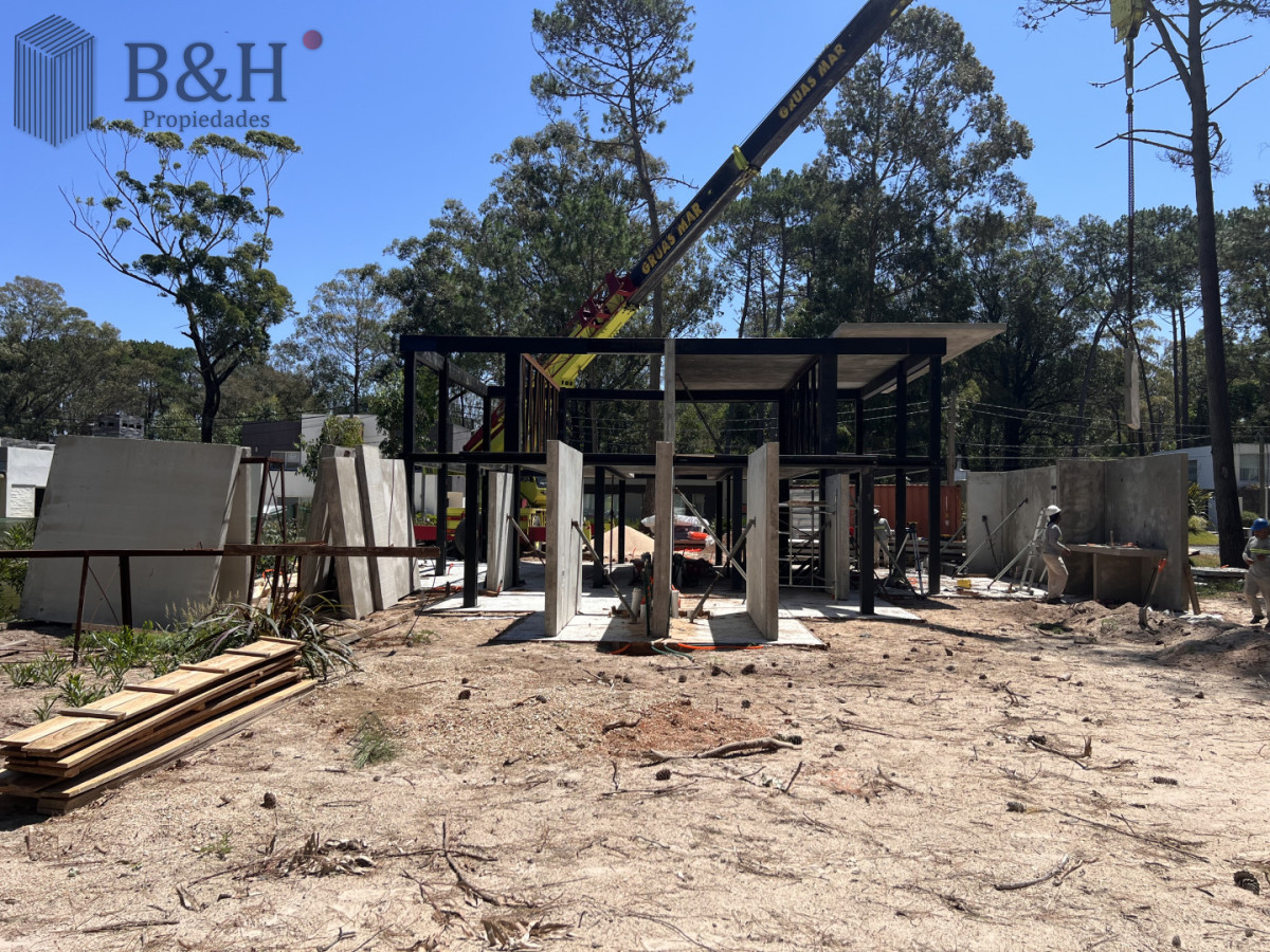 Casa ID.5960 - Casa en venta en Solanas Country, construcción de hormigón armado, con piscina. 
