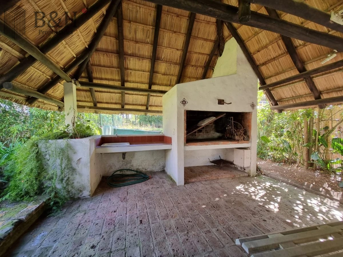 Casa ID.4016 - Venta y alquiler de verano. Amplia casa en Pinares. Con cancha de paddle.