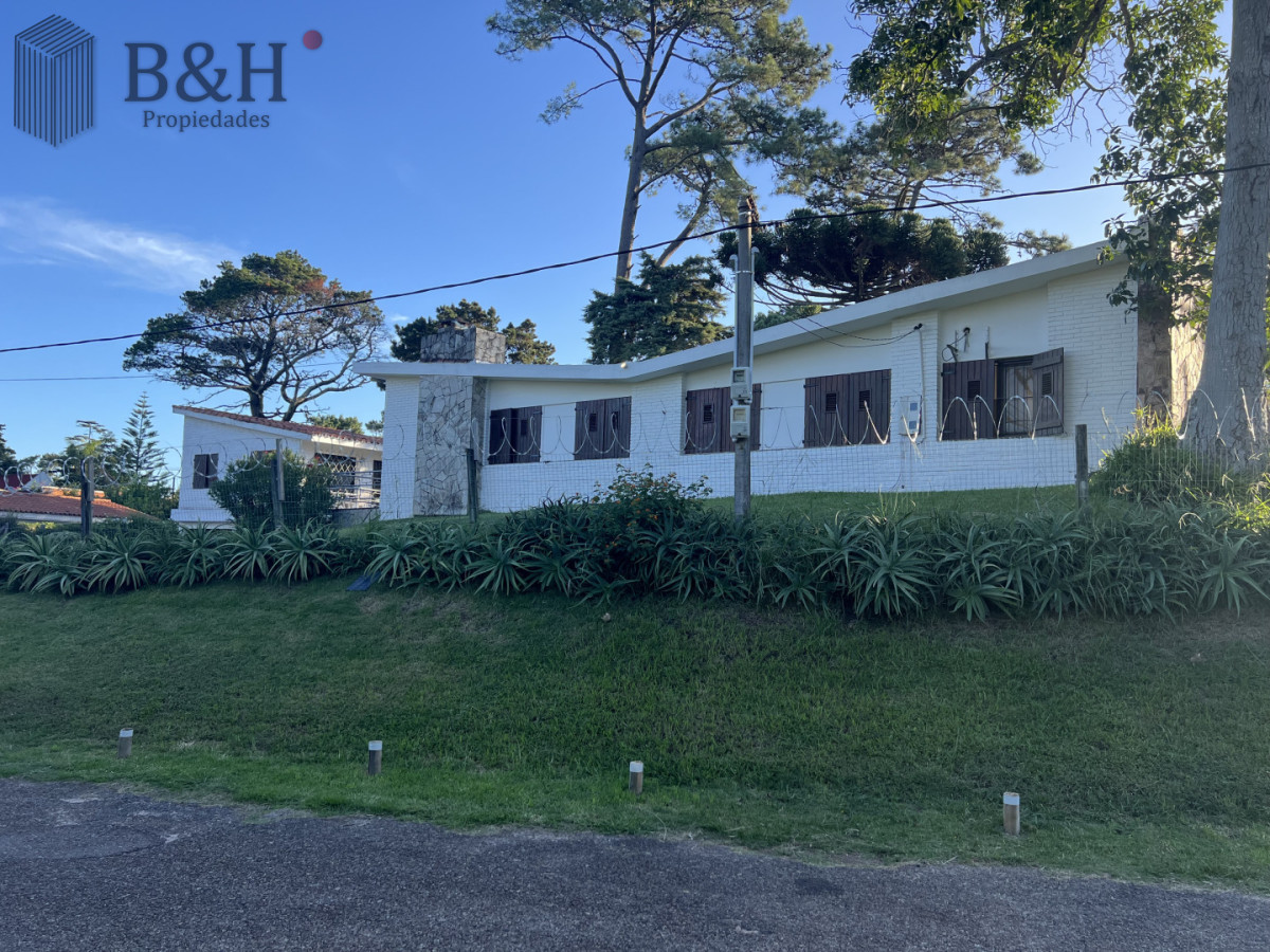 Casa ID.7239 - Amplia casa en Cantegril, Punta del Este. 509m2 construidos y 2000 de terreno.