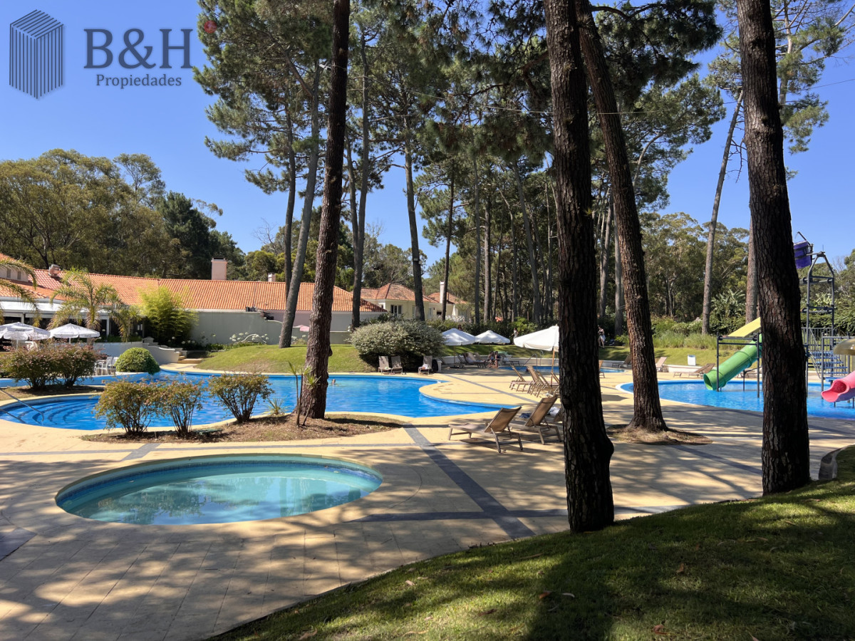 Casa ID.5960 - Casa en venta en Solanas Country, construcción de hormigón armado, con piscina. 