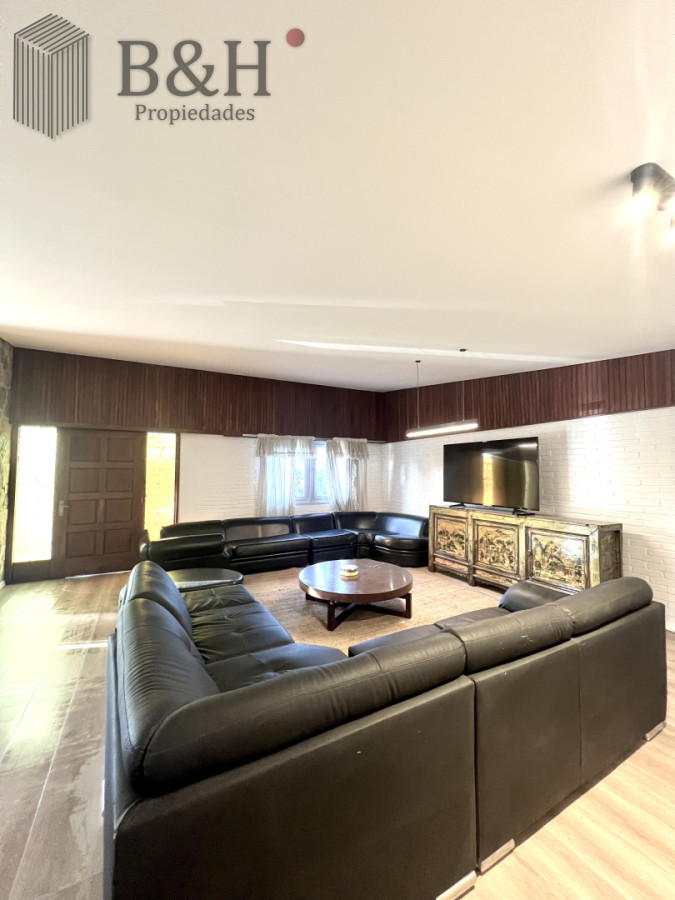 Casa ID.7239 - Amplia casa en Cantegril, Punta del Este. 509m2 construidos y 2000 de terreno.