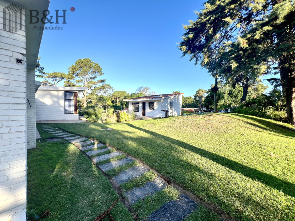 Casa ID.7239 - Amplia casa en Cantegril, Punta del Este. 509m2 construidos y 2000 de terreno.