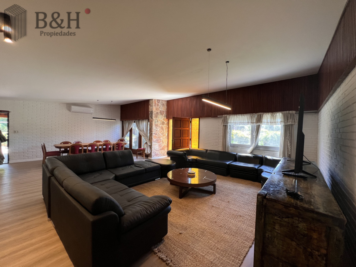 Casa ID.7239 - Amplia casa en Cantegril, Punta del Este. 509m2 construidos y 2000 de terreno.