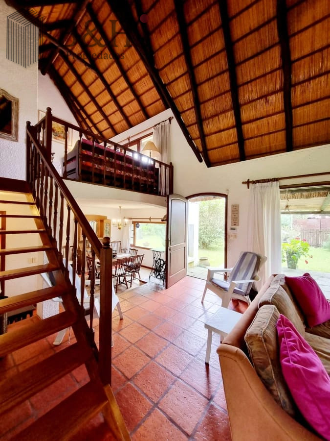 Casa ID.4016 - Venta y alquiler de verano. Amplia casa en Pinares. Con cancha de paddle.