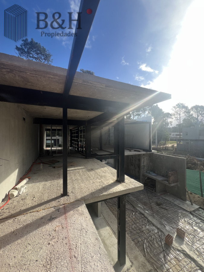 Casa ID.5960 - Casa en venta en Solanas Country, construcción de hormigón armado, con piscina. 