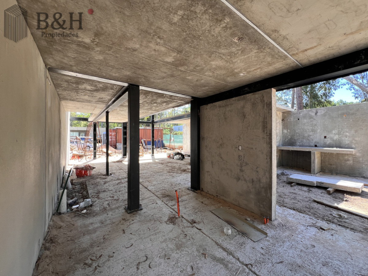 Casa ID.5960 - Casa en venta en Solanas Country, construcción de hormigón armado, con piscina. 