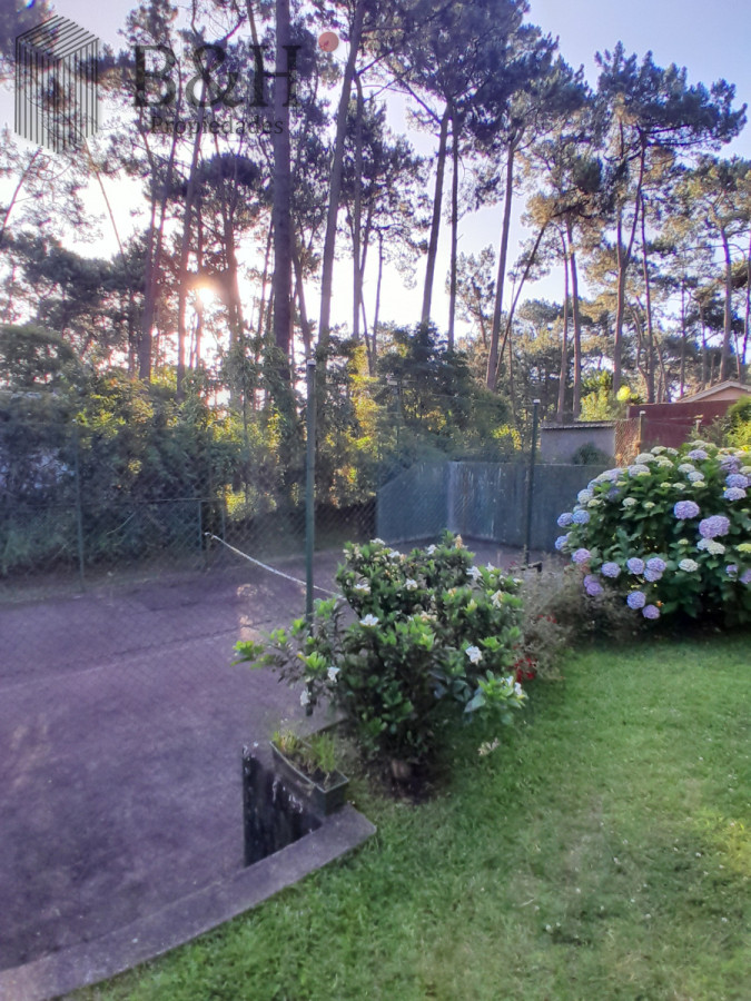 Casa ID.4016 - Venta y alquiler de verano. Amplia casa en Pinares. Con cancha de paddle.