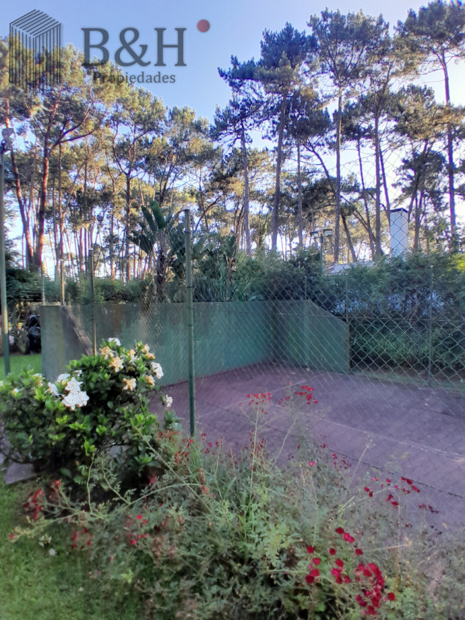 Casa ID.4016 - Venta y alquiler de verano. Amplia casa en Pinares. Con cancha de paddle.