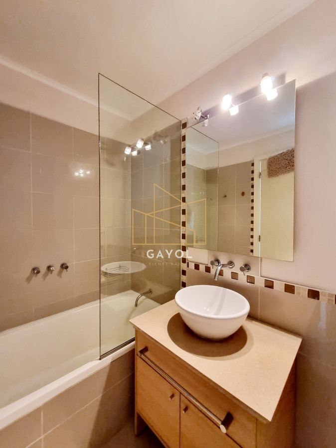 Apartamento ID.772 - Se vende, amplio apartamento en edificio con todos los servicios, ideal para vivir todo el año!