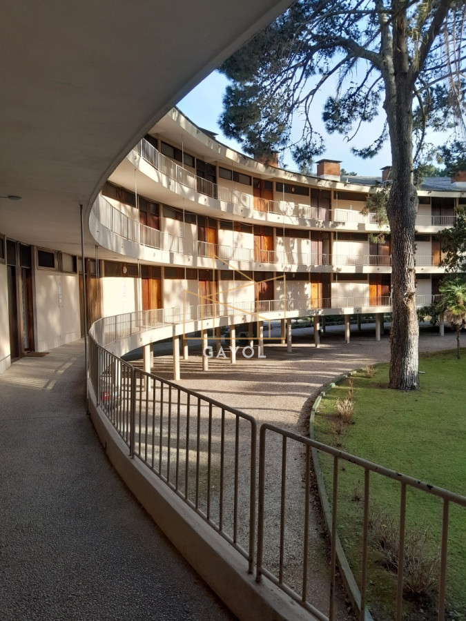 Apartamento ID.1233 - Apartamento en venta de 1 dormitorio y medio. Playa mansa. Punta del Este.