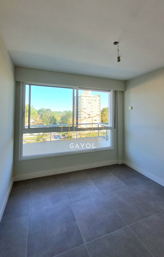 Apartamento ID.838 - EN VENTA, amplio apartamento en Punta del Este. 1 dormitorio, 2 baños con garaje. 