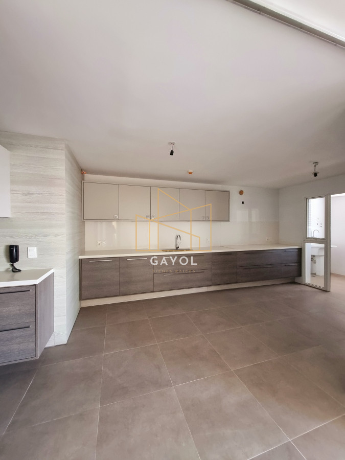 Apartamento ID.832 - Amplio apartamento a estrenar, 150m2, edificio con buenos servicios, para disfrutar todo el año. 