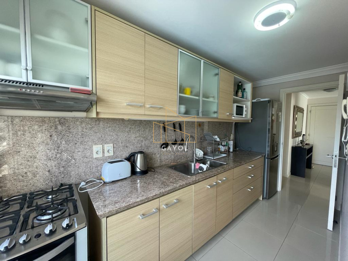 Apartamento ID.772 - Se vende, amplio apartamento en edificio con todos los servicios, ideal para vivir todo el año!