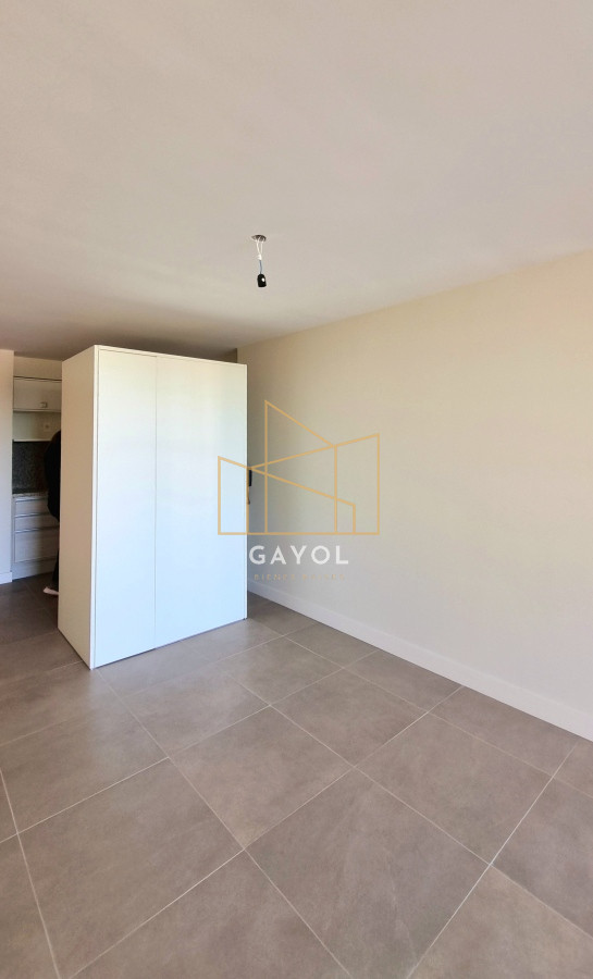 Apartamento ID.838 - EN VENTA, amplio apartamento en Punta del Este. 1 dormitorio, 2 baños con garaje. 