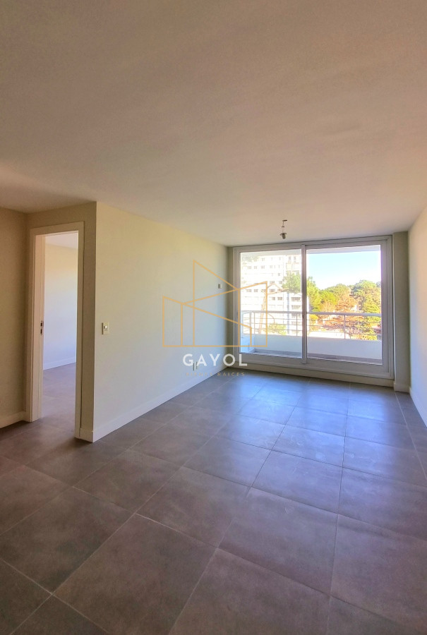 Apartamento ID.838 - EN VENTA, amplio apartamento en Punta del Este. 1 dormitorio, 2 baños con garaje. 