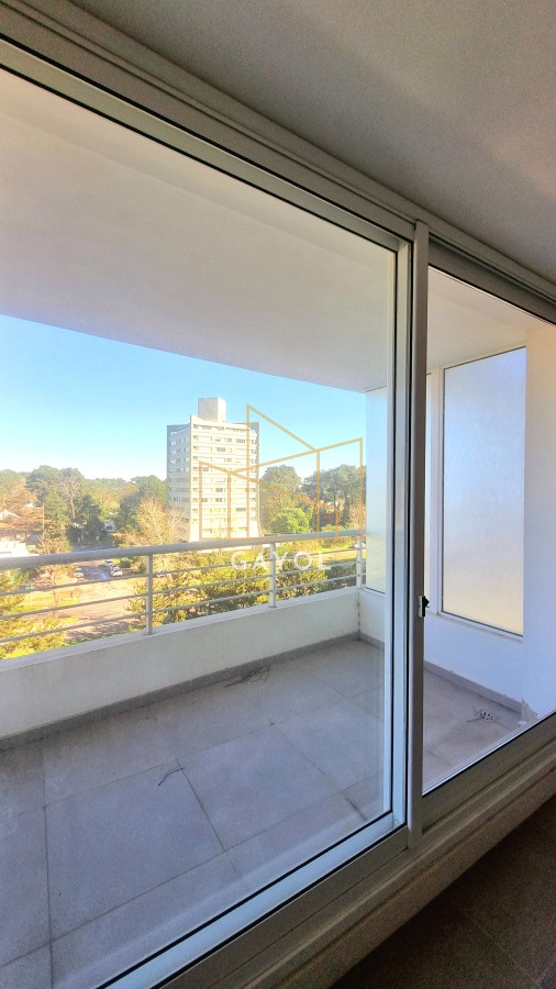 Apartamento ID.838 - EN VENTA, amplio apartamento en Punta del Este. 1 dormitorio, 2 baños con garaje. 