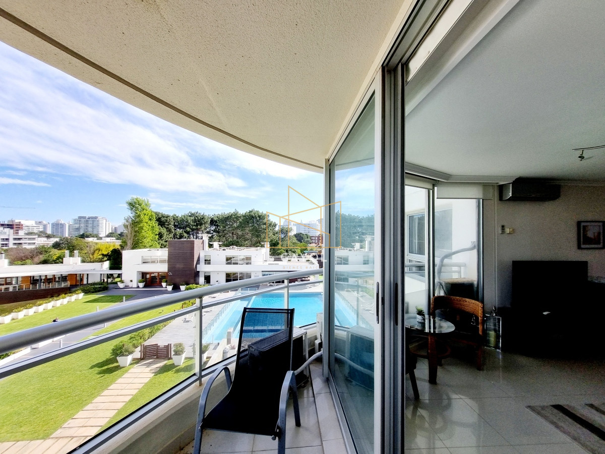Apartamento ID.772 - Se vende, amplio apartamento en edificio con todos los servicios, ideal para vivir todo el año!