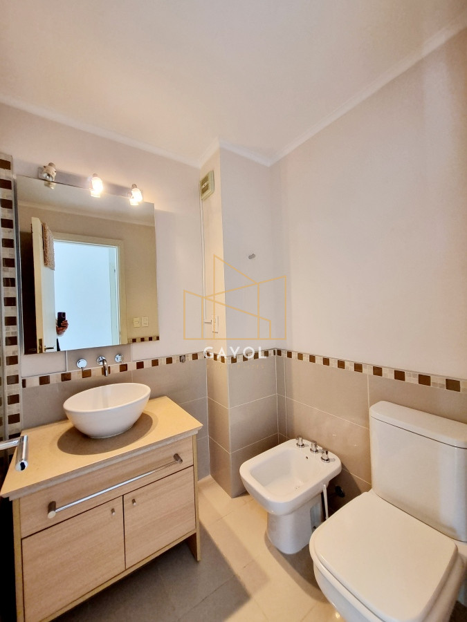 Apartamento ID.772 - Se vende, amplio apartamento en edificio con todos los servicios, ideal para vivir todo el año!