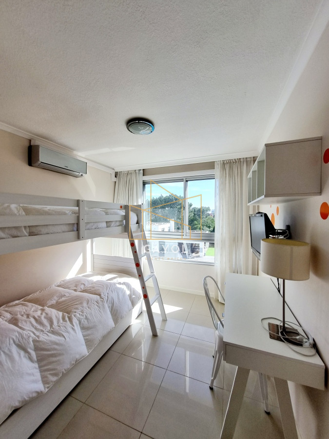 Apartamento ID.772 - Se vende, amplio apartamento en edificio con todos los servicios, ideal para vivir todo el año!