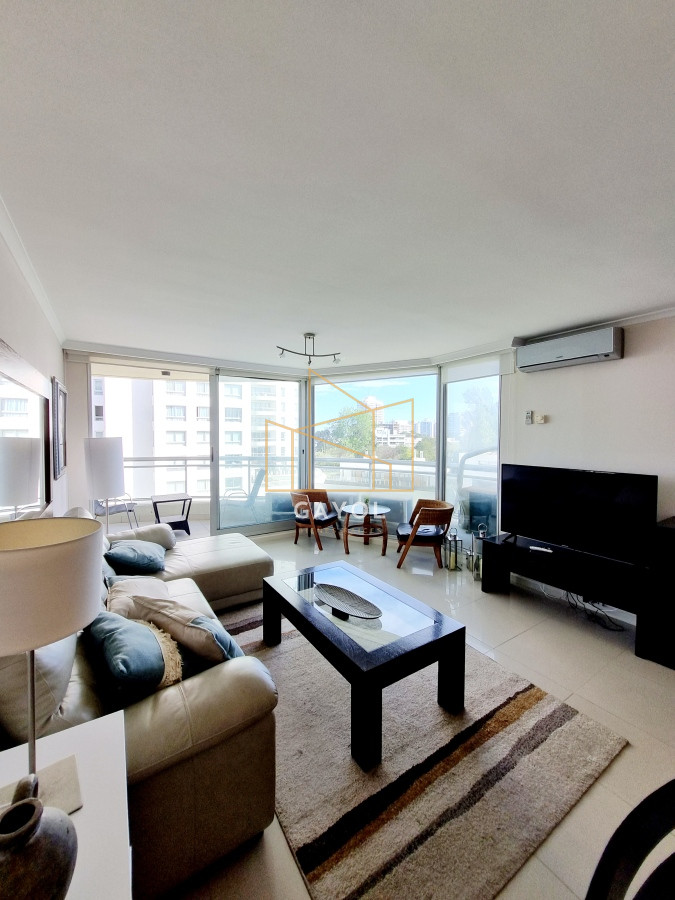 Apartamento ID.772 - Se vende, amplio apartamento en edificio con todos los servicios, ideal para vivir todo el año!