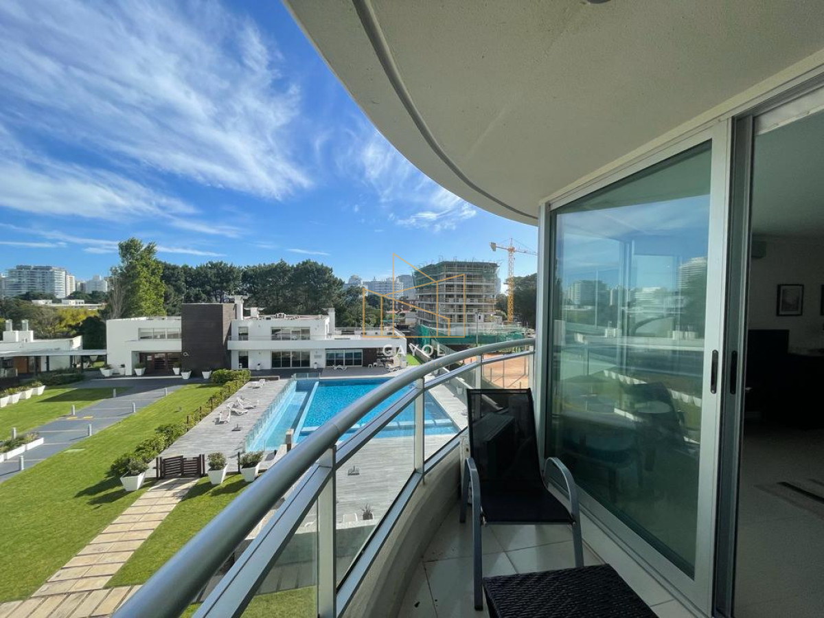 Apartamento ID.772 - Se vende, amplio apartamento en edificio con todos los servicios, ideal para vivir todo el año!