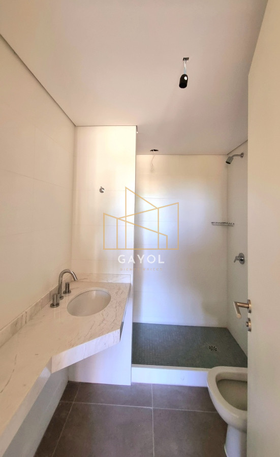 Apartamento ID.838 - EN VENTA, amplio apartamento en Punta del Este. 1 dormitorio, 2 baños con garaje. 