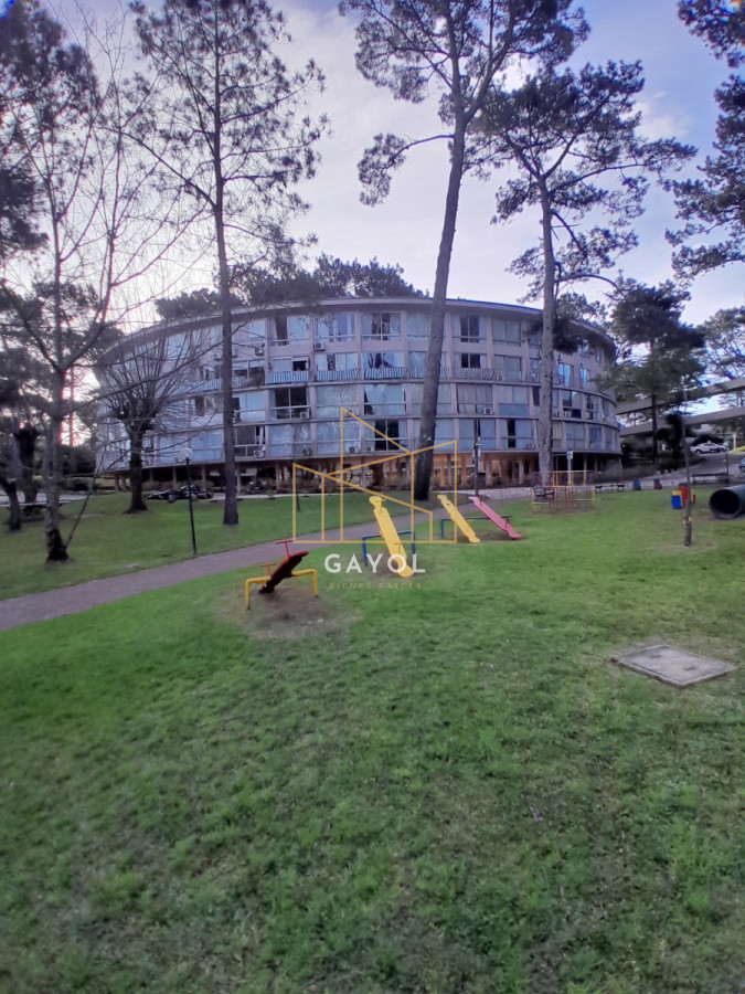 Apartamento ID.1233 - Apartamento en venta de 1 dormitorio y medio. Playa mansa. Punta del Este.