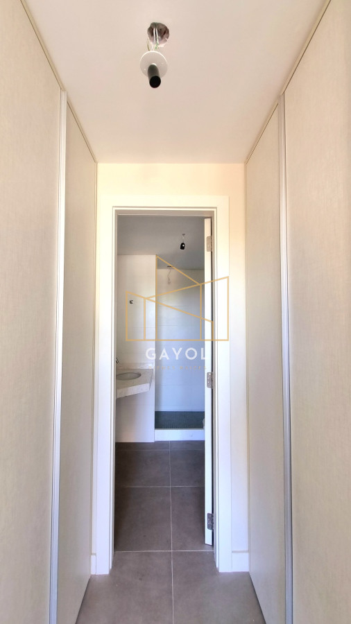 Apartamento ID.838 - EN VENTA, amplio apartamento en Punta del Este. 1 dormitorio, 2 baños con garaje. 