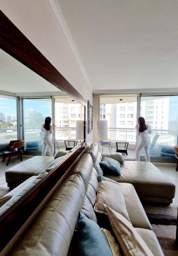 Apartamento ID.772 - Se vende, amplio apartamento en edificio con todos los servicios, ideal para vivir todo el año!