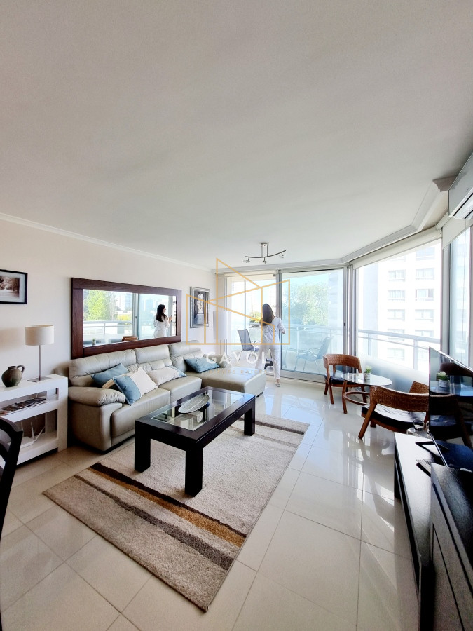Apartamento ID.772 - Se vende, amplio apartamento en edificio con todos los servicios, ideal para vivir todo el año!