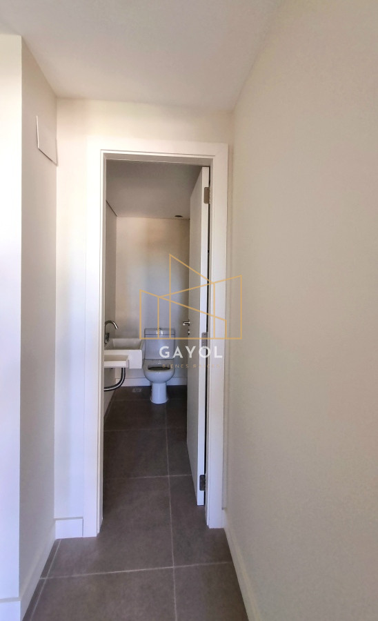Apartamento ID.838 - EN VENTA, amplio apartamento en Punta del Este. 1 dormitorio, 2 baños con garaje. 