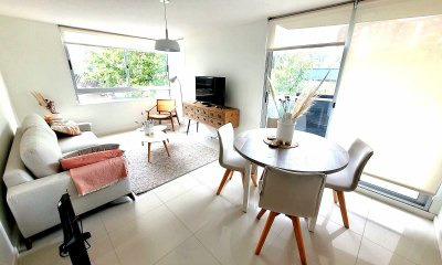 Amplio apartamento de 3 dormitorios y 2 baños, ideal para vivir todo el año o para renta.