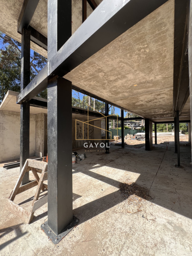 Casa ID.839 - Casa en venta en Solanas Country, construcción de hormigón armado, con piscina climatizada. 