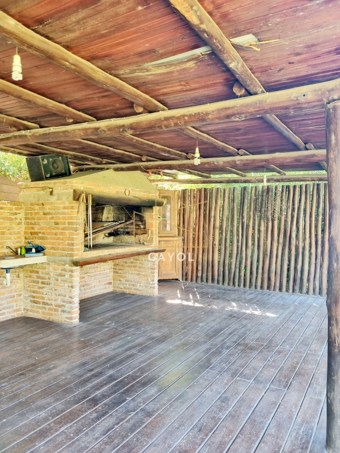 Casa ID.1323 - Amplia casa de construcción tradicional, EN VENTA! 4 dormitorios. Piscina y 2 barbacoas.