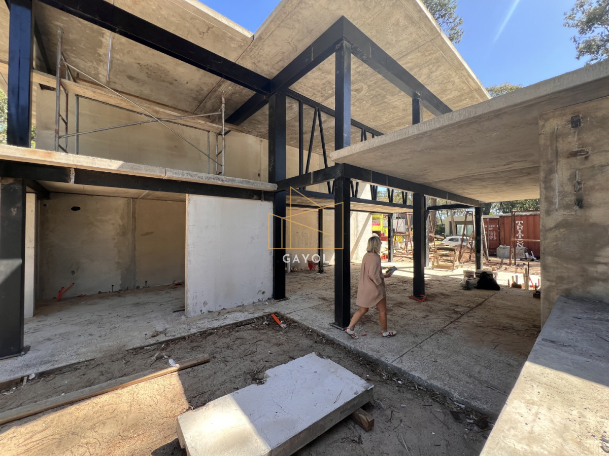 Casa ID.839 - Casa en venta en Solanas Country, construcción de hormigón armado, con piscina climatizada. 