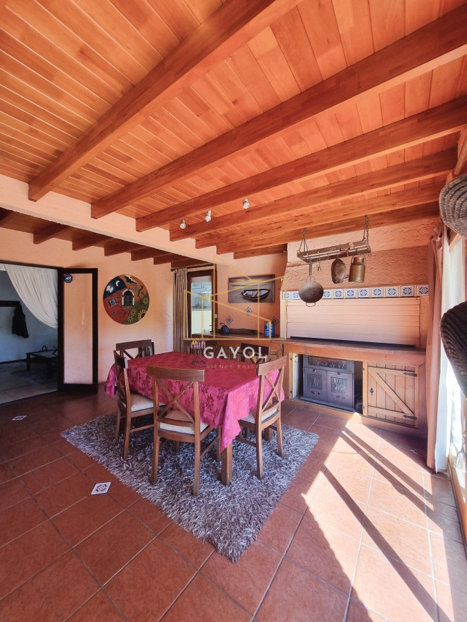 Casa ID.1323 - Amplia casa de construcción tradicional, EN VENTA! 4 dormitorios. Piscina y 2 barbacoas.