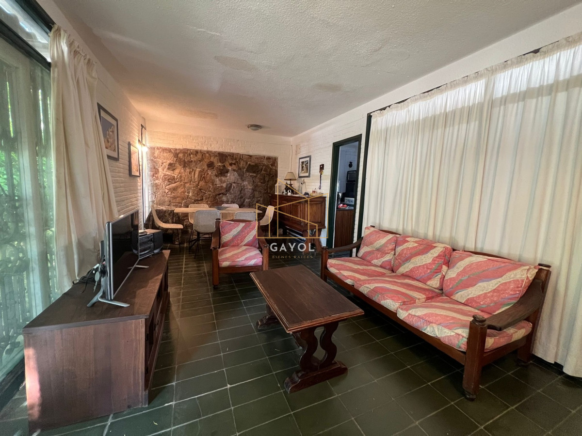 Casa ID.836 - Se vende casa, en excelente ubicación.