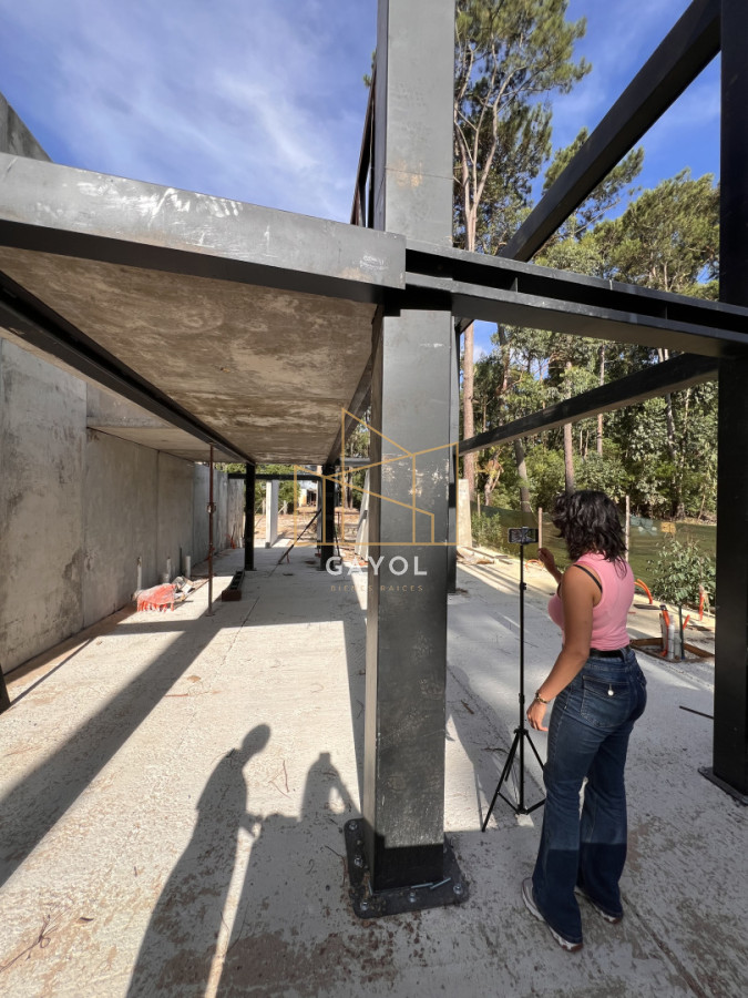 Casa ID.839 - Casa en venta en Solanas Country, construcción de hormigón armado, con piscina climatizada. 