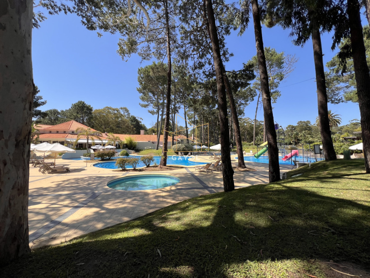 Casa ID.839 - Casa en venta en Solanas Country, construcción de hormigón armado, con piscina climatizada. 