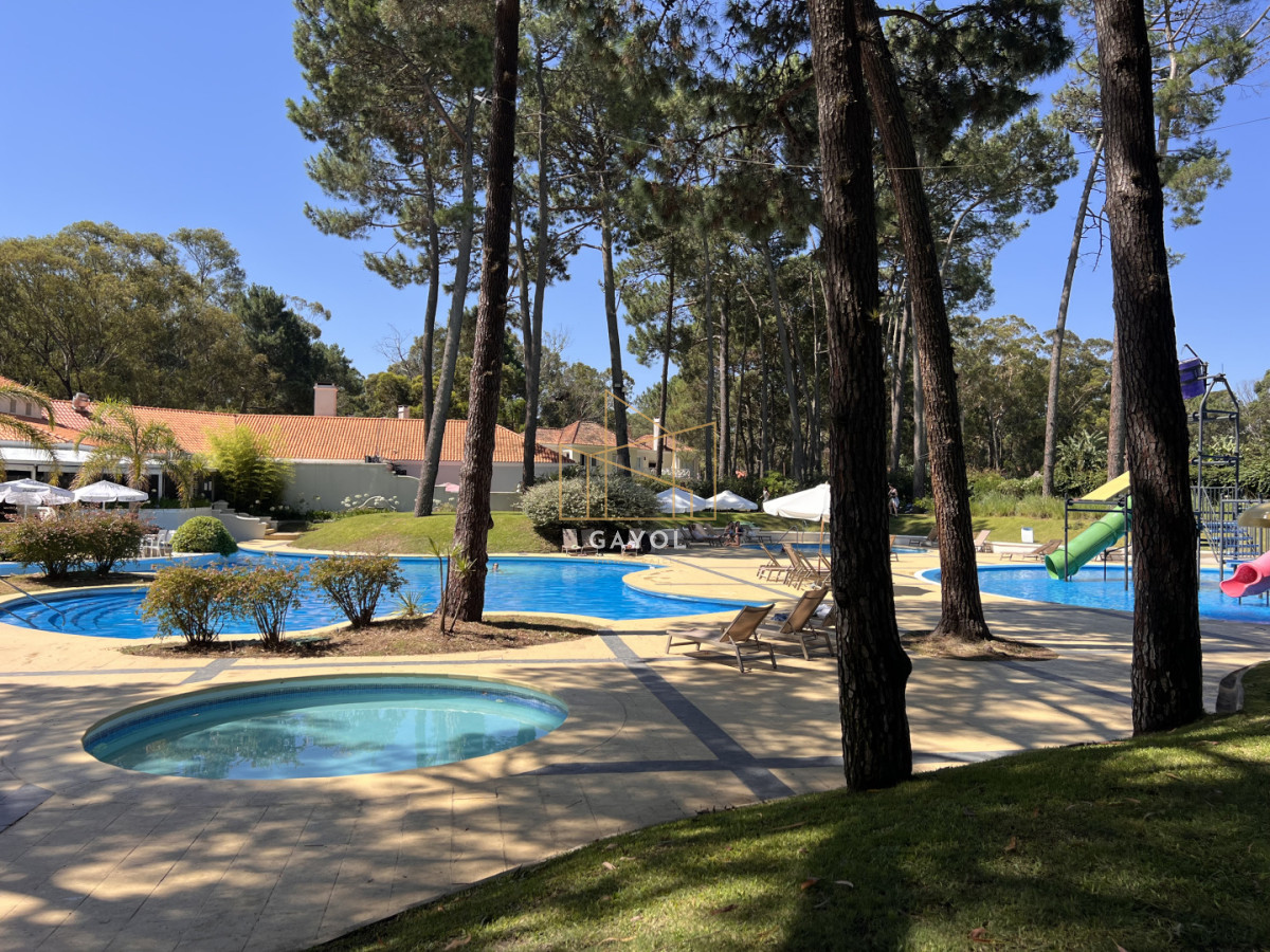 Casa ID.839 - Casa en venta en Solanas Country, construcción de hormigón armado, con piscina climatizada. 