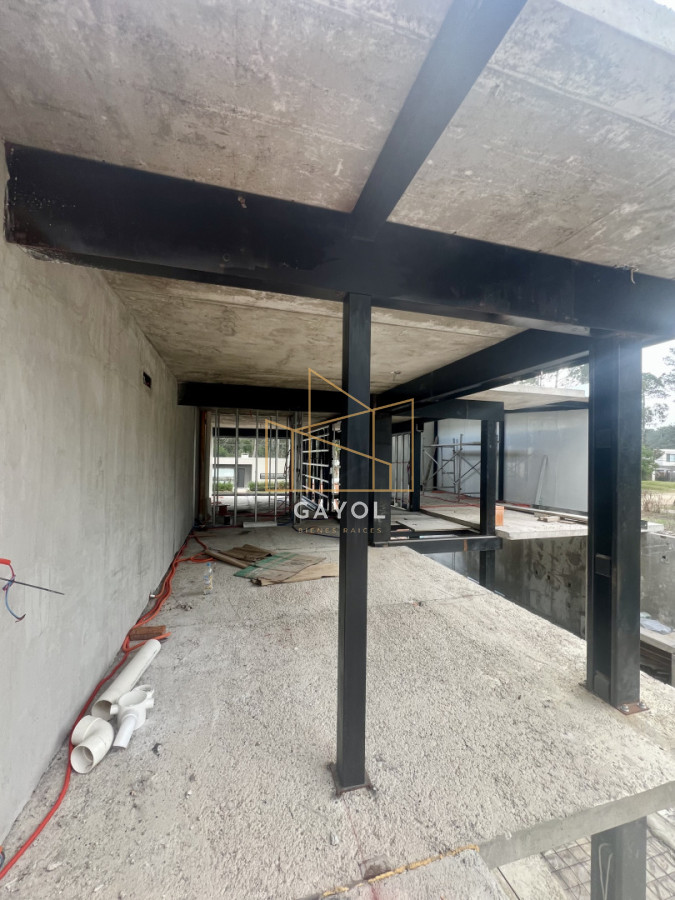 Casa ID.839 - Casa en venta en Solanas Country, construcción de hormigón armado, con piscina climatizada. 