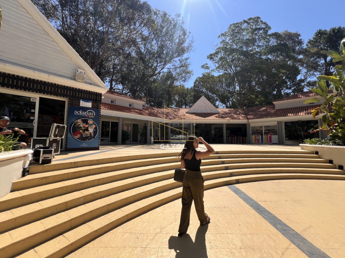 Casa ID.839 - Casa en venta en Solanas Country, construcción de hormigón armado, con piscina climatizada. 