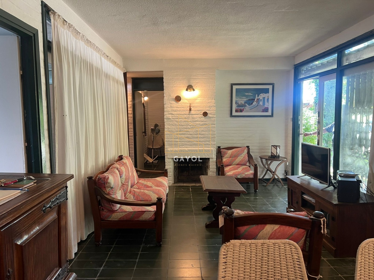 Casa ID.836 - Se vende casa, en excelente ubicación.