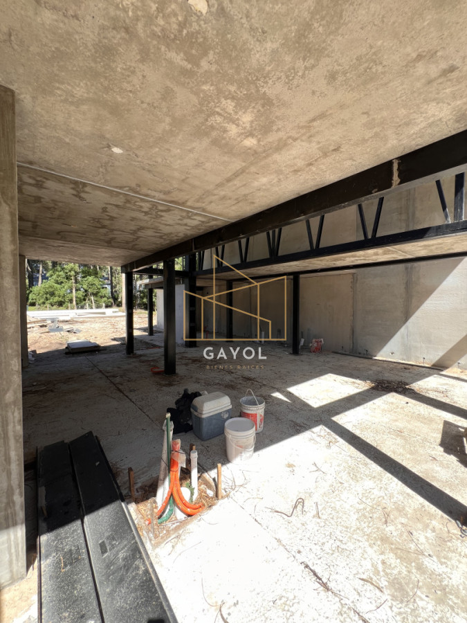 Casa ID.839 - Casa en venta en Solanas Country, construcción de hormigón armado, con piscina climatizada. 