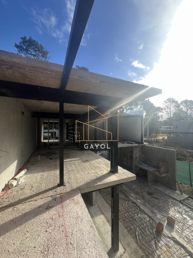 Casa ID.839 - Casa en venta en Solanas Country, construcción de hormigón armado, con piscina climatizada. 