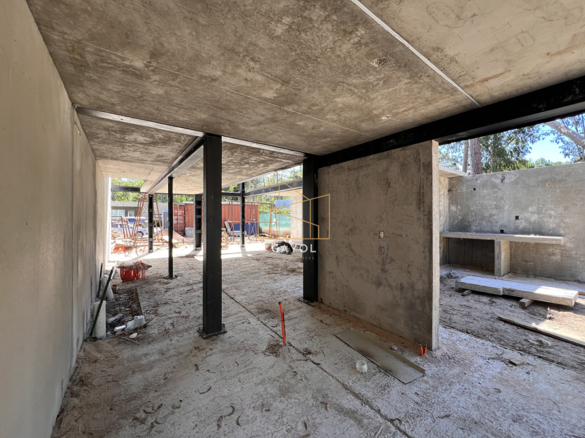 Casa ID.839 - Casa en venta en Solanas Country, construcción de hormigón armado, con piscina climatizada. 