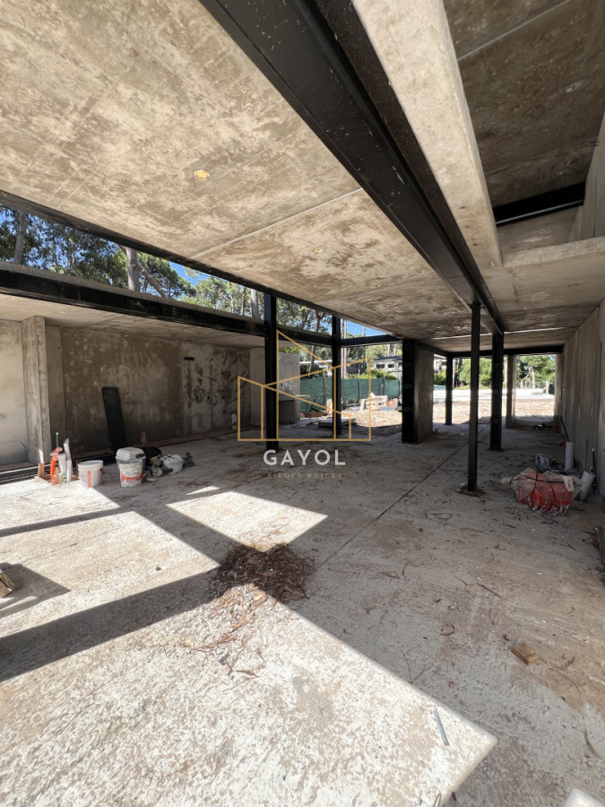 Casa ID.839 - Casa en venta en Solanas Country, construcción de hormigón armado, con piscina climatizada. 