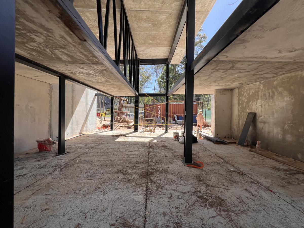 Casa ID.839 - Casa en venta en Solanas Country, construcción de hormigón armado, con piscina climatizada. 