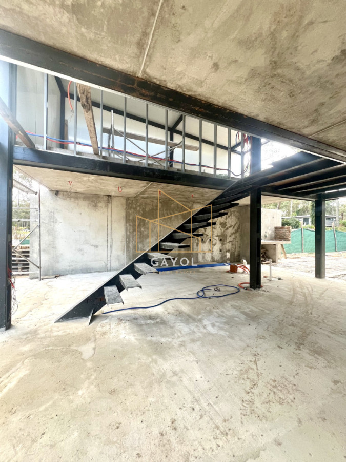 Casa ID.839 - Casa en venta en Solanas Country, construcción de hormigón armado, con piscina climatizada. 