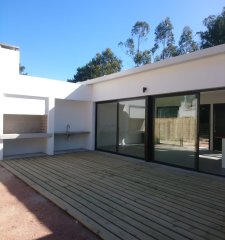 Casa a estrenar de 2 dormitorios, patio con parrillero. Construcción tradicional.